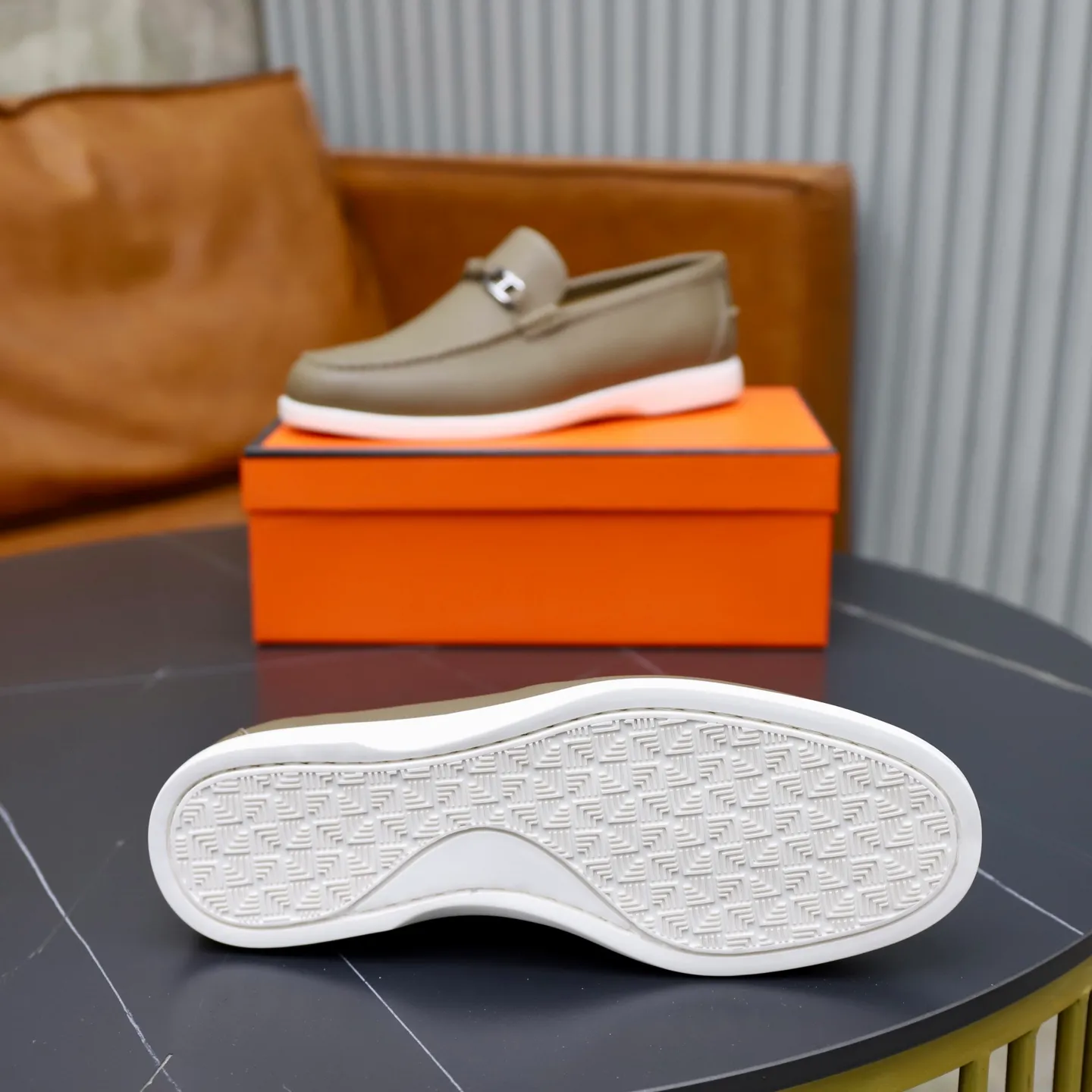 Ex-factory price: 560💰Hermès/Hermès slip-on men's shoes. This shoe is made of imported pebbled cowhide. It has simple and smooth lines and is combined with aerodynamically designed 3CM rubber foam ultra-light soles! Youthful and fashionable, classic H-shaped hardware buckle decoration, calf lining gently wraps the feet, with logo cowhide feet, casual and urban style, highlighting youthful vitality, sports and leisure version, super versatile, code number: 38-39-40-41-42-43-44 standard leather shoe size (45 can be customized but does not support returns)